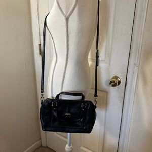 Beautiful leather purse.  Can’t find the make of this.